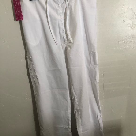 WHITE SCRUBS SET SIZE MEDIUM, fits like large - Picture 8 of 11